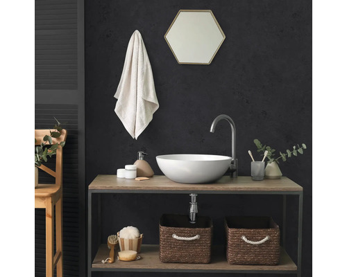 Modernes Badezimmer mit rundem Aufsatzwaschbecken, hohem Wasserhahn, sechseckigem Spiegel und zwei geflochtenen Aufbewahrungskörben im Regal.