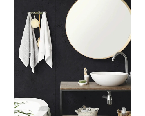 Modernes Badezimmer mit rundem Spiegel, weissem Aufsatzwaschbecken auf einem Holzwaschtisch und dunklen Wandpaneelen mit Struktur.