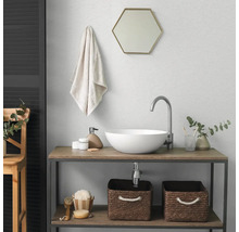 Modernes Badezimmer mit weissem Aufsatzwaschbecken, hohem Wasserhahn, sechseckigem Spiegel und Holz-Waschtisch mit Aufbewahrungskörben.