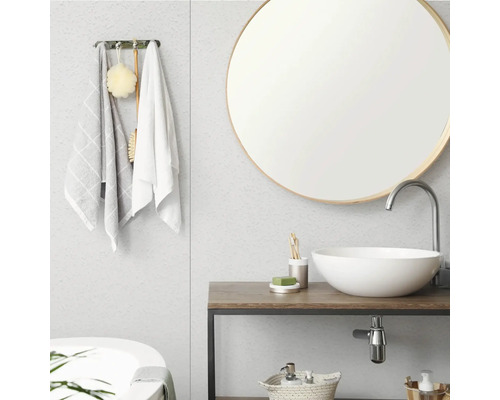 Modernes Badezimmer mit grauen Wandpaneelen, rundem Spiegel mit Holzrahmen und Aufsatzwaschbecken auf einem Holzwaschtisch.