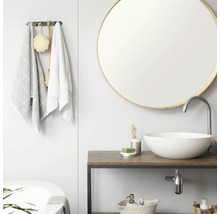 Modernes, helles Badezimmer mit rundem Spiegel, weissem Aufsatzwaschbecken auf Holzwaschtisch und Handtuchhalter mit Textilien.