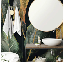 Modernes Badezimmer mit Vliestapete im tropischen Blattdesign, weissem Aufsatzwaschbecken, rundem Spiegel und Holzwaschtisch.