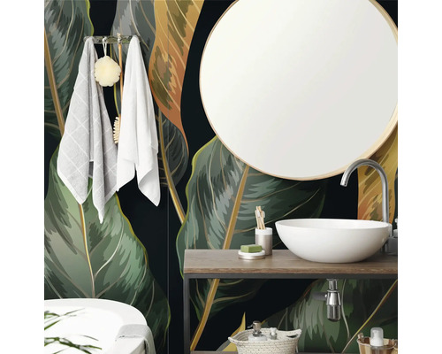 Modernes Badezimmer mit Vliestapete im tropischen Blattdesign, weissem Aufsatzwaschbecken, rundem Spiegel und Holzwaschtisch.