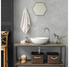 Modernes Badezimmer mit weißem Aufsatzwaschbecken auf einer Holzkonsole. Inklusive hohem Wasserhahn, sechseckigem Spiegel und Flechtkörben.