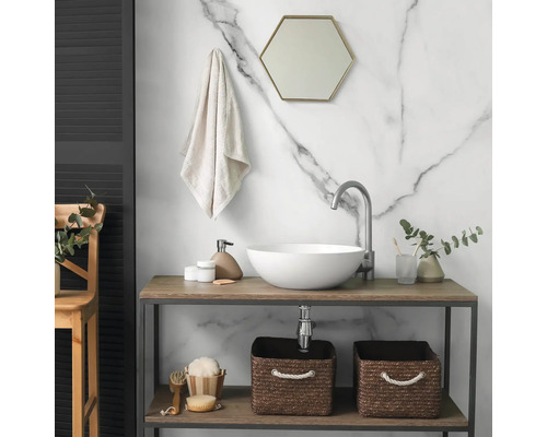 Salle de bain moderne avec vasque ronde, robinet haut, console en bois, miroir hexagonal et mur en marbre.