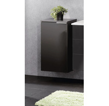 Meuble de salle de bains suspendu moderne gris foncé avec plante sur fond texturé et sol carrelé foncé avec tapis clair.