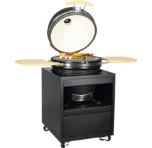 Barbecue Kamado noir en céramique sur chariot à roulettes, deux tablettes en bois et couvercle ouvert avec grillades.