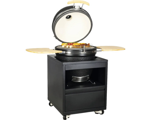 Barbecue Kamado noir en céramique sur chariot à roulettes, deux tablettes en bois et couvercle ouvert avec grillades.