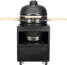 Barbecue Kamado en céramique sur un chariot noir à roulettes avec deux tablettes latérales en bois et thermomètre de couvercle.