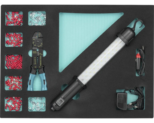 Werkzeug-Set in Schaumstoffeinlage mit LED-Arbeitsleuchte, Crimpzange, Kabelschuhen, 12-Volt-Kfz-Ladegerät und Netzteil.