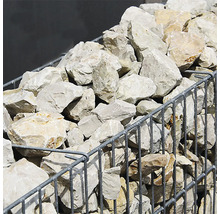 Gabion en treillis métallique rempli de pierres naturelles claires pour murs de jardin.