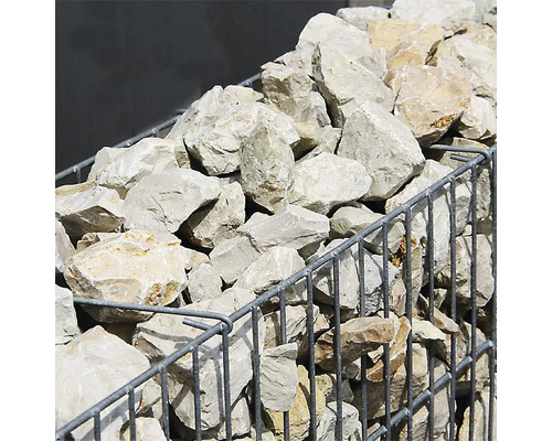 Gabion en treillis métallique rempli de pierres naturelles claires pour murs de jardin.