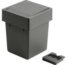 Poubelle en plastique avec couvercle oscillant et un petit accessoire séparé perforé.