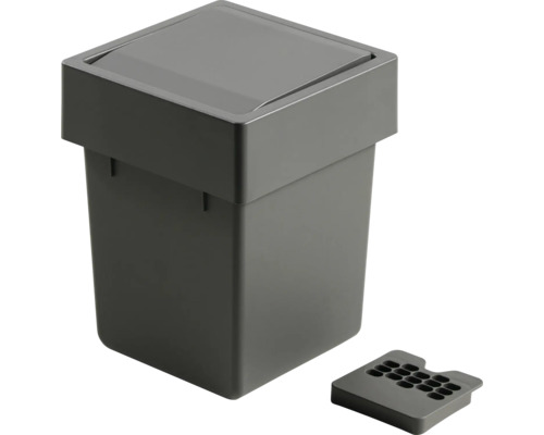 Poubelle en plastique avec couvercle oscillant et un petit accessoire séparé perforé.