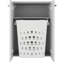 Panier à linge intégré dans un meuble, avec bac à linge amovible en plastique perforé.