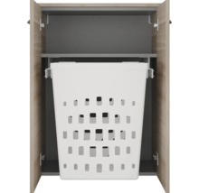Panier à linge encastrable en plastique dans une armoire en bois ouverte avec système coulissant et étagère au-dessus.