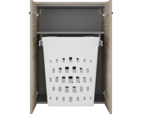 Panier à linge encastrable en plastique dans une armoire en bois ouverte avec système coulissant et étagère au-dessus.