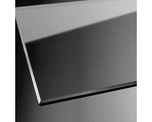 Plaque en plastique noire avec surface lisse et bord découpé précis.
