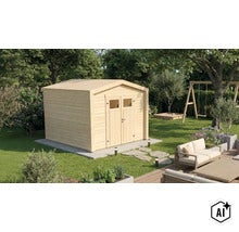 Abri de jardin en bois avec toit à deux pans et double porte dans un jardin avec terrasse et aire de jeux. (Image AI modified or generated)