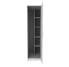 Armoire à balais blanche avec porte ouverte, intérieur gris, un grand compartiment et quatre petites étagères.