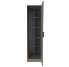 Armoire multi-usage ouverte avec espace pour balais à gauche et cinq étagères à droite.