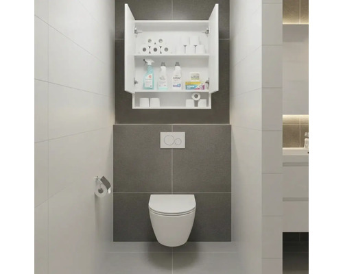 Armoire murale blanche avec portes ouvertes au-dessus d'un WC suspendu dans des toilettes modernes.