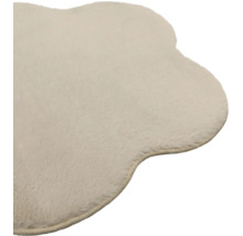 Weicher Teppich in Wolkenform aus Kunstfell in Creme.