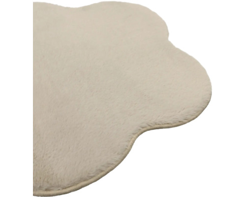 Weicher Teppich in Wolkenform aus Kunstfell in Creme.