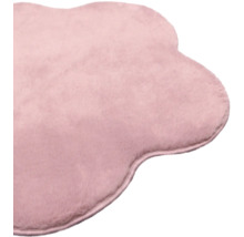 Tapis en peluche douce rose de forme nuage irrégulière avec bordure surjetée.