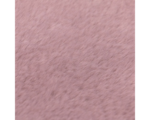 Nahaufnahme einer weichen, flauschigen Kunstfell-Textiloberfläche.