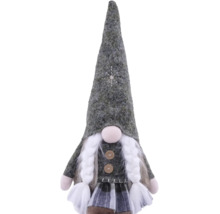 Weihnachts-Wichtel aus Filz mit spitzem Hut, weissen Zöpfen und kariertem Rock.