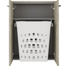 Meuble de salle de bain ouvert avec panier à linge coulissant intégré en plastique sous une étagère.