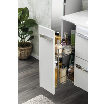 Meuble de salle de bain blanc organisé avec tiroir coulissant, panier en métal à deux niveaux et produits de soin dans une salle de bain lumineuse.