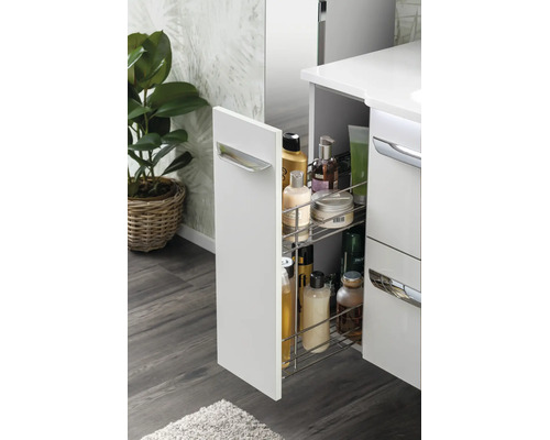 Meuble de salle de bain blanc organisé avec tiroir coulissant, panier en métal à deux niveaux et produits de soin dans une salle de bain lumineuse.