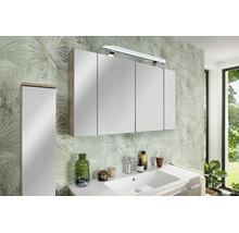 Salle de bains moderne avec armoire de toilette à quatre portes, armoire latérale, éclairage intégré, lavabo et robinet.