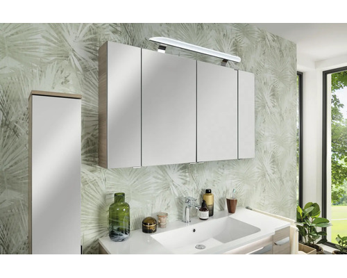 Salle de bains moderne avec armoire de toilette à quatre portes, armoire latérale, éclairage intégré, lavabo et robinet.