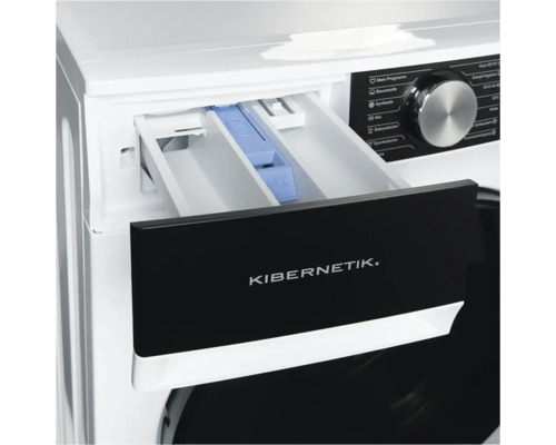 Nahaufnahme einer geöffneten Waschmittelschublade einer Waschmaschine mit Kibernetik Logo, verschiedenen Fächern und einem Programmwähler.