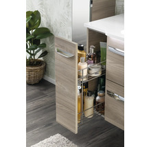 Meuble sous-vasque ouvert avec tiroir coulissant décor bois, panier métallique garni de produits de soin, meuble de salle de bain moderne.