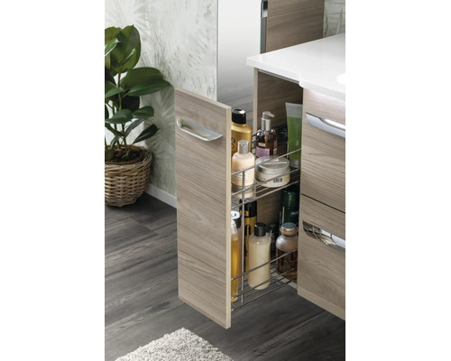 Meuble sous-vasque ouvert avec tiroir coulissant décor bois, panier métallique garni de produits de soin, meuble de salle de bain moderne.