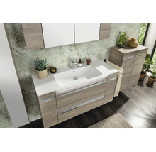 Ensemble de salle de bain moderne aspect bois clair avec meuble sous vasque large, lavabo blanc, armoire de toilette et colonne assortie.
