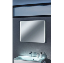 Miroir de salle de bain rectangulaire avec éclairage LED latéral, monté au-dessus d'un meuble sous-vasque sur un mur gris.