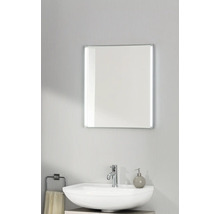 Miroir de salle de bain rectangulaire avec bandes LED latérales au-dessus d'un lavabo blanc avec robinet chromé.