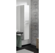Colonne de salle de bains blanche suspendue avec deux portes et poignées argentées dans une salle de bains moderne.