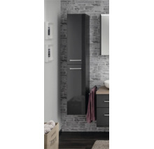 Armoire haute de salle de bains moderne, finition brillante, avec deux portes et poignées argentées sur un mur aspect pierre.
