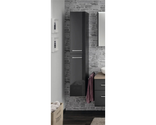 Armoire haute de salle de bains moderne, finition brillante, avec deux portes et poignées argentées sur un mur aspect pierre.