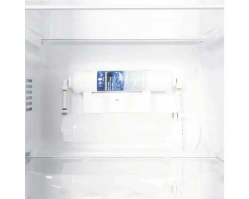 Ein weißer Kühlschrank-Wasserfilter, der im Inneren eines Kühlschranks installiert und mit Wasserleitungen verbunden ist.