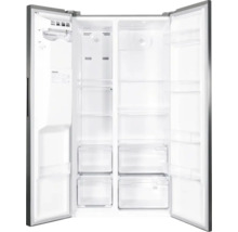 Side-by-Side-Kühlschrank mit geöffneten Türen, Innenraum mit Ablagen, Schubladen und Türfächern.