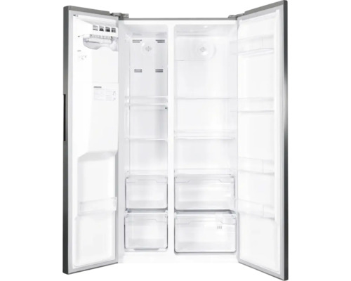 Side-by-Side-Kühlschrank mit geöffneten Türen, Innenraum mit Ablagen, Schubladen und Türfächern.