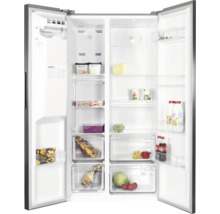 Offener Side-by-Side Kühlschrank mit Gefrierbereich, befüllt mit Lebensmitteln auf Ablageflächen, in Türfächern und Schubladen.