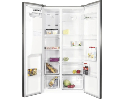 Offener Side-by-Side Kühlschrank mit Gefrierbereich, befüllt mit Lebensmitteln auf Ablageflächen, in Türfächern und Schubladen.